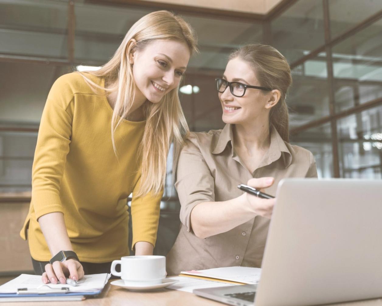 Equipa duralenstivo a trabalhar em planeamento financeiro personalizado